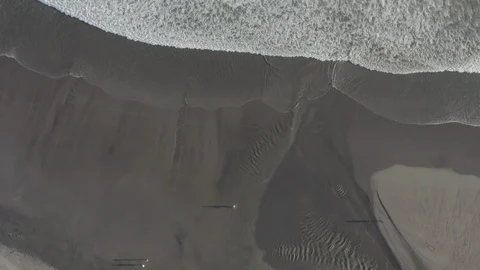Top view of beach with wave and walking people Video stock 113115720