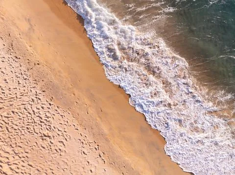 Top view beach with waves crashing on sandy shore,Beautiful waves sea surfa.. Stock-Fotos