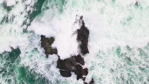 Top View Beautiful Ocean with Large Sea Wave Crashing on Rocks Video stock 288161046