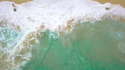 Top view of beautiful sand beach with azure seawater, Wave propagation, aerial 스톡 동영상 256000633