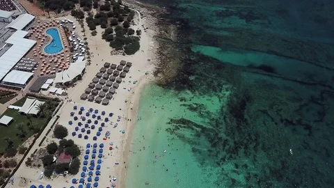 Top view of a beautiful sandy beach with clear water and stones in depth 스톡 동영상 124080507