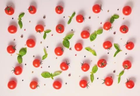 Top view of beautiful trendy pattern cherry tomato, dry peppers and basil liv Foto stock