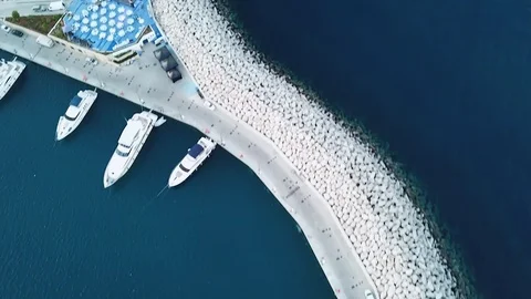 Top view on beautiful white dock with white rocks and a yachts on blue water Vídeos de archivo 121468475