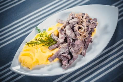Top view of Beef Stroganoff with mashed potatoes on a white plate. Plate on the Stockfoto's