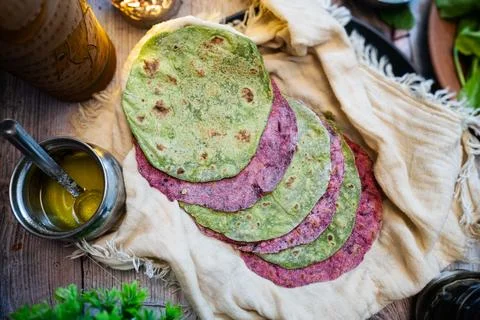 Top view of beetroot and methi paratha on a white cloth. Fotos Stock