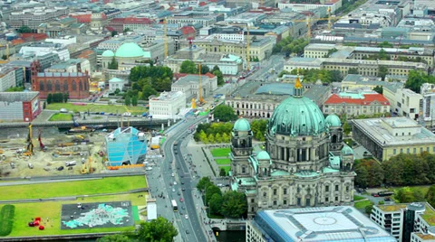Top view on the Berlin cathedral and Unter- den- Liden Street Video stock 39019321