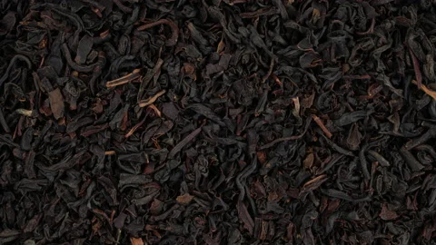 Top view of black tea leaves rotating. Closeup. Macro. Vídeo Stock 170641969