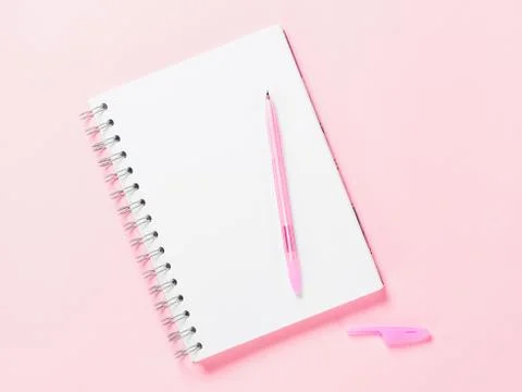 Top view of blank note with pen on pink background Stock-Fotos