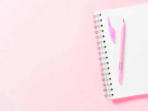 Top view of blank note with pen on pink background Stockfoto's