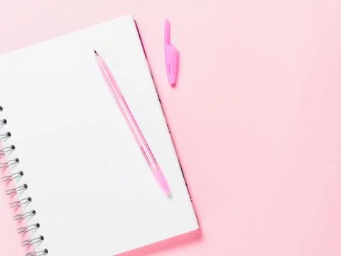 Top view of blank note with pen on pink background 스톡 사진