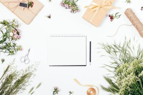 Top view of blank notepad among summer field flowers 库存照片