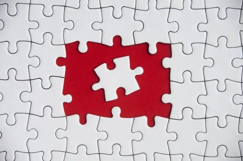Top view of blank spaces on jigsaw puzzle with on piece placed in the middl.. Foto stock
