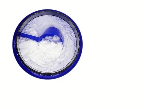 Top view of a blue container containing a white powdered sports supplement Foto stock
