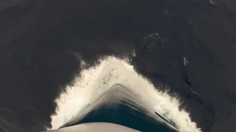 Top view of bow of cruise ship slicing through ocean surface Видео 334713840