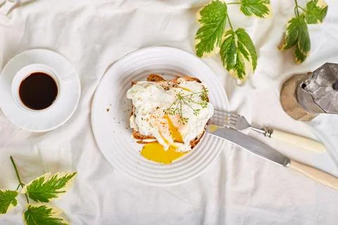 Top view Breakfast on white bed sheets, good morning, toast with poached eggs Foto stock