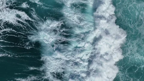 Top view of breaking ocean wave and sea foam 库存影片 333477721
