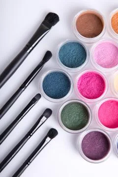 Top view of bright eye shadows and makeup brushes Stock-Fotos