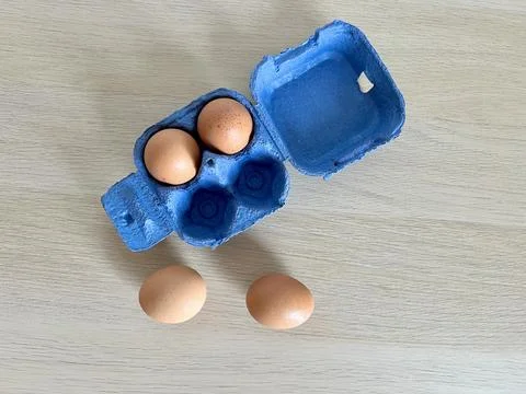 Top view of brown eggs in an egg carton Foto stock