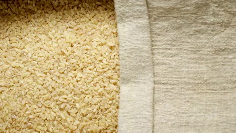 TOP VIEW: Bulgur under opening sackcloth 스톡 동영상 171149179