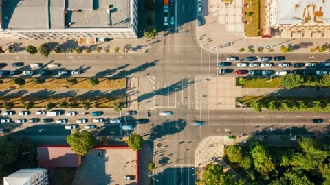 Top view of a busy regulated intersection in the city, time lapse of a road Video stock 199506487