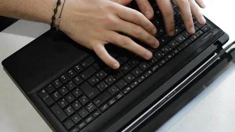 Top view busy worker typing on his laptop on his desk. laptop typing top Vidéo 182332747