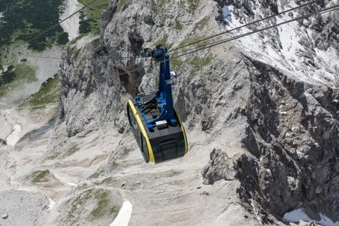 Top view cable car in Austrian Alps mountains Foto stock