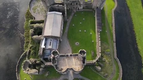 Top view of Caerphilly Castle surrounded by moat, South Wales, United Vidéo 148117115