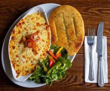 Top view of Cannelloni with Garlic Flatbread and salad Foto stock