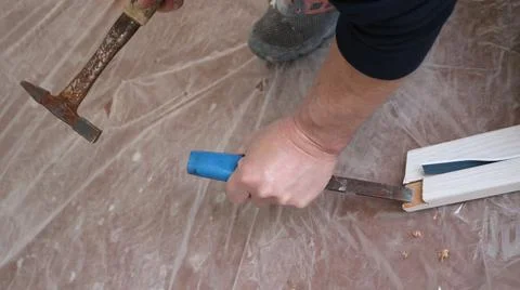 Top view of carpenter's hands with chisel and hammer Foto stock