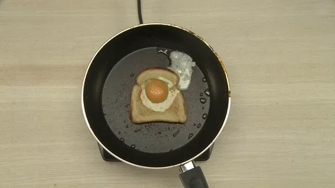 Top view of chef cooking omelet in toast Vídeos de archivo 72566278