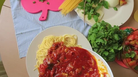 Top View of Chef Plating Italian Spaghetti with Rich Red Bolognese Sauce Vídeo Stock 334915653