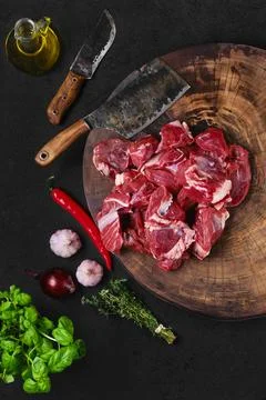 Top view of chopping fresh beef meat on wooden chopping stump Foto stock
