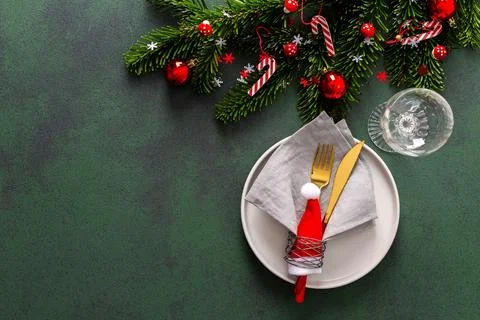 Top view of a Christmas table, with an empty plate, napkin, cutlery, and ca.. Stock Photos