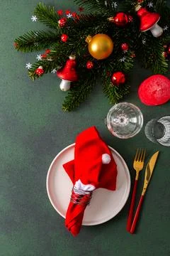 Top view of a Christmas table, with an empty plate, napkin, cutlery, and ca.. Stock Photos