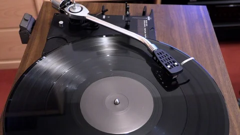 Top view of classic pickup with spinning record turning off 스톡 동영상 121168365