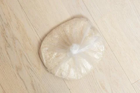 A top view of a clear plastic bag filled with white uncooked rice, tied at .. Foto stock
