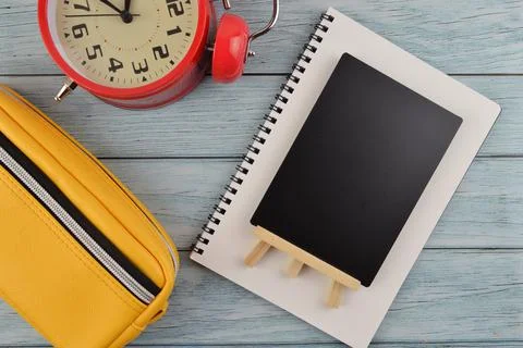 Top view of clock, pencil case and blackboard with copy space for the text Foto stock