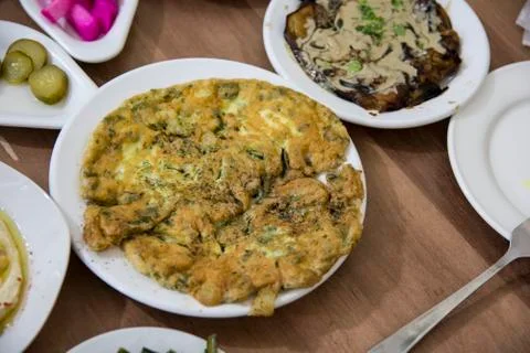 Top view close up of an arabic style herbs omelette in a white plate Foto stock