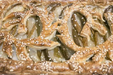 Top view close-up of baked pear puff pastry tart with sesame lattice pattern Foto stock