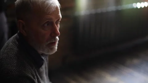 Top view of close-up face of gray-haired mature man talking and listening during Vídeos de archivo 136506238
