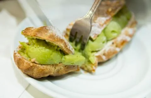 Top view close up of pistachio eclair, traditional French dessert Foto stock