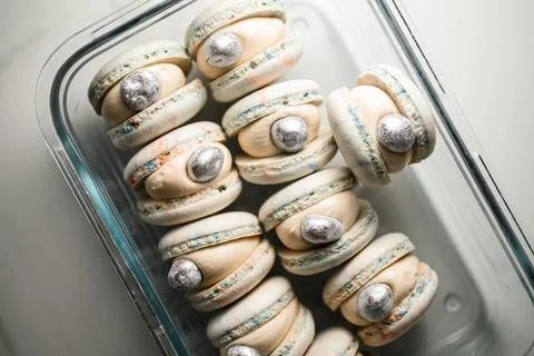 Top view close-up of rectangular glass container with beautiful shell-like Stock Photos