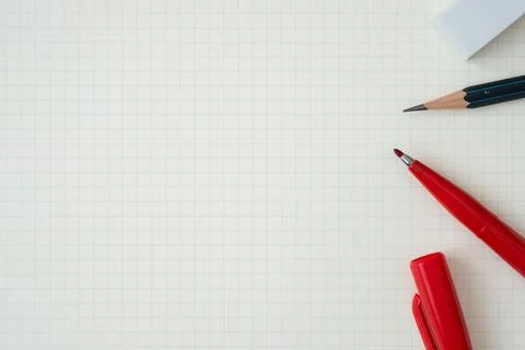 Top view, Close-up of Red Felt-tip Pen, Pencil and Eraser on Graph Paper Foto stock