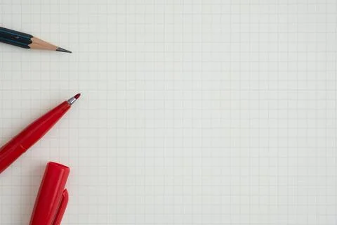 Top view, Close-up of Red Felt-tip Pen and Pencil on Graph Paper Foto stock