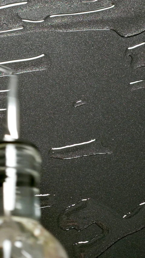 TOP VIEW: Close shot of oil from a bottle to a cooking pan, Slow motion Vídeo Stock 341793468