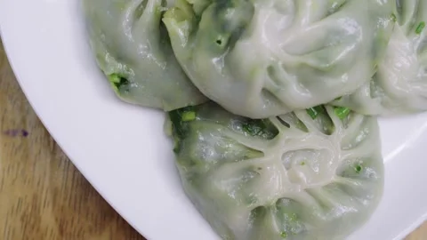 Top view close-up of steamed Chinese chive dumplings on a white plate. Thin.. 库存影片 341324361