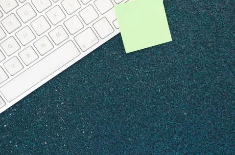 A top view closeup of a computer keyboard with sticky notes on a stone textur Foto stock