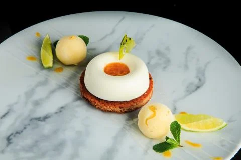 Top view closeup shortbread cookie with white mousse cream Foto stock