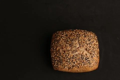 Top view closeup of a square bread on a black surface Foto stock