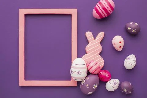 Top view colorful easter eggs with frame bunny Foto stock